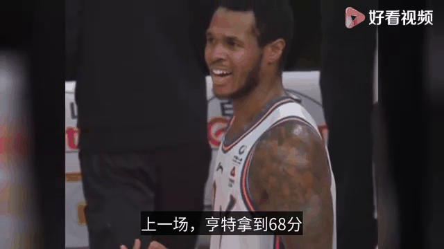 利物浦场边指挥情绪激动，本泽马队员怒摔水瓶