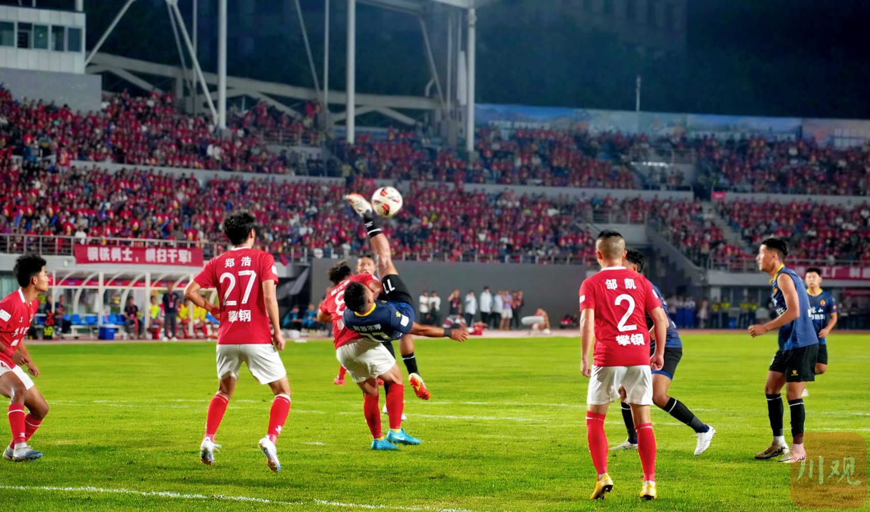 这场球赛的胜败关键是队员们的齐心协力