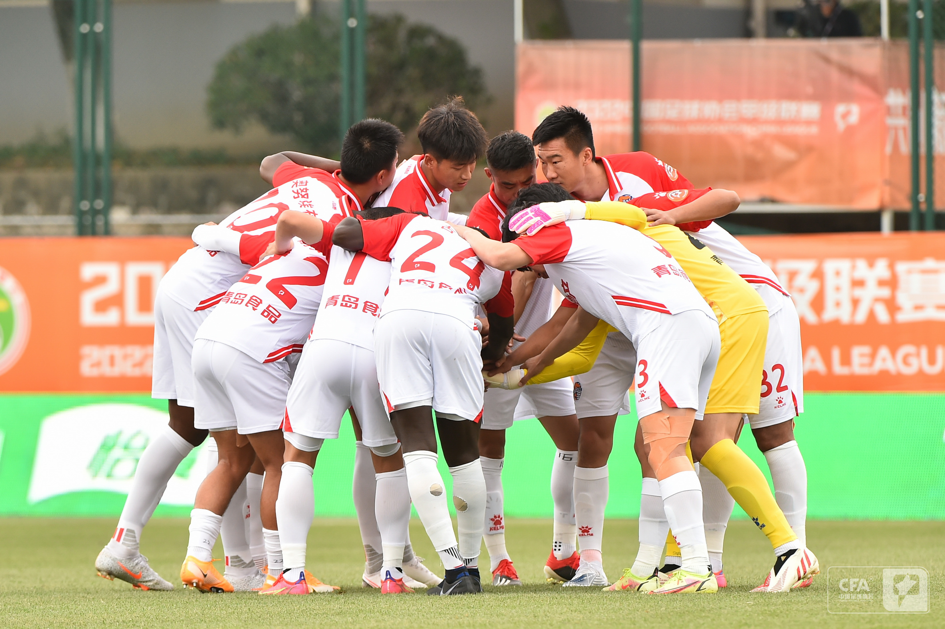 这场足球比赛精彩纷呈,比赛双方均使出了浑身解数