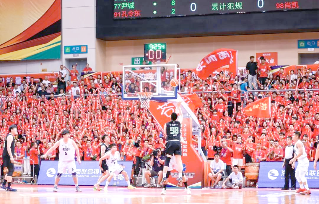 这场足球比赛精彩纷呈,比赛双方均使出了浑身解数