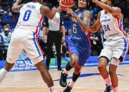 俄罗斯篮球队员把裁判投进蓝了