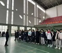 俄罗斯篮球队员把裁判投进蓝了