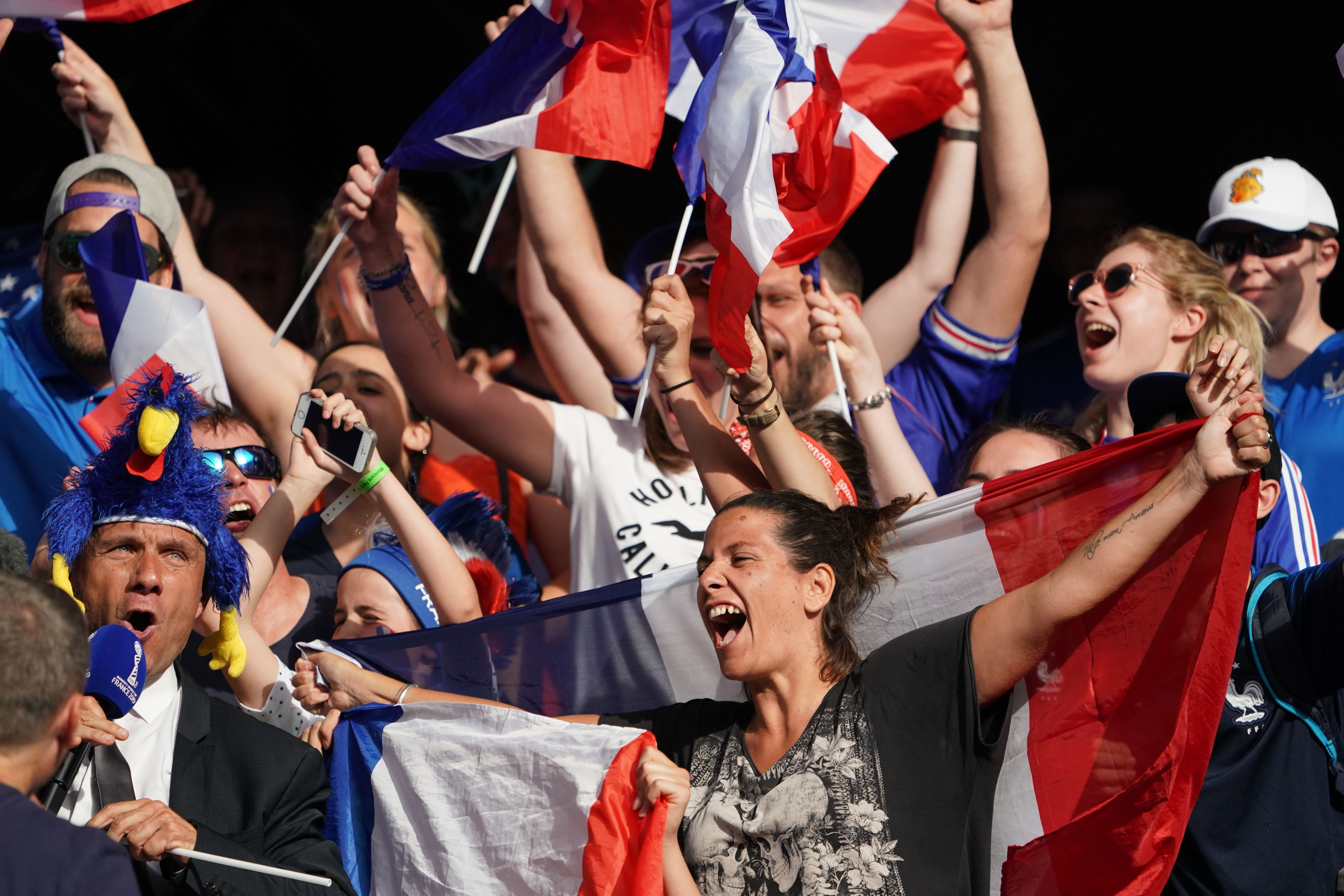 精彩绝伦的比赛中让球迷们尽享视觉盛宴的英文